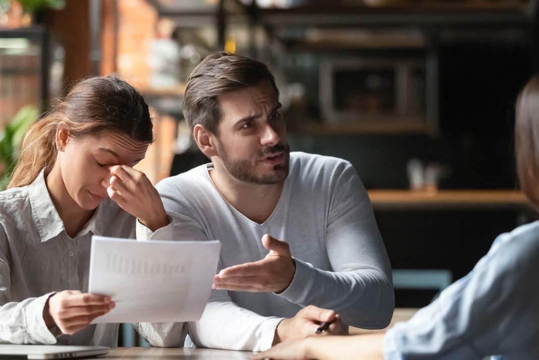 Aperça d'un couple lisant un papier